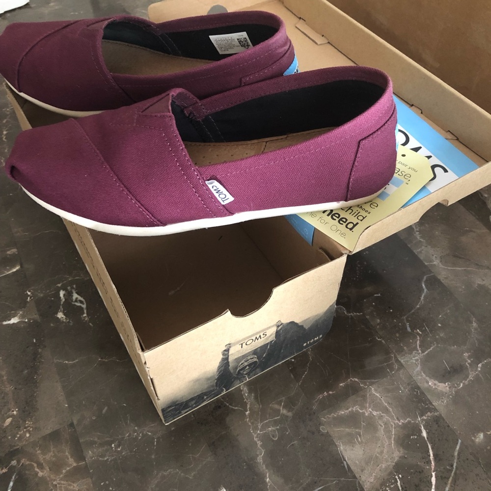 TOMS - Picture 2 of 4